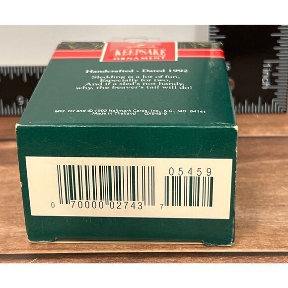 1992 HALLMARK KEEPSAKE ORNAMENT QX545-9 TOBOGGAN TAIL BEAVER & BABY SLED - Picture 3 of 6